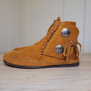 Minnetonka Two Button Hardsole Boot Size 10